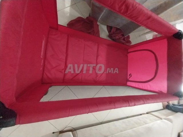 Lit pliable sur roulettes et sommiers
