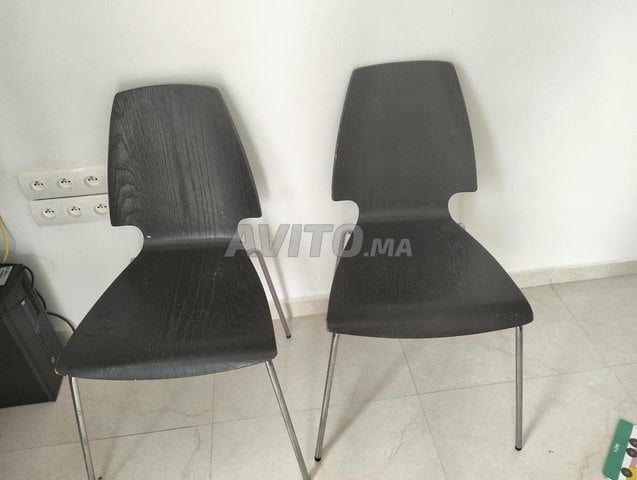 Chaises nécessite des vis pour fixations