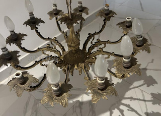 نجفة نحاسية للبيع مع اثنين من الشمعدانات