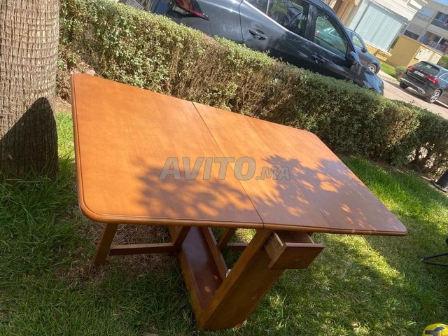 Table a manger avec 4 chaises tres bon etat 
