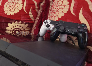 PS4. 2 manettes 3 CD FIFA 18 GTA 5....