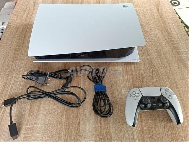 PS5 DIGITAL AVEC UNE MANETTE ET COMPTE FC24, GTA 5