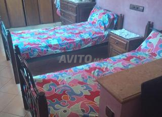 2 سرير مع مراتب وتسريحة وطاولة بجانب السرير