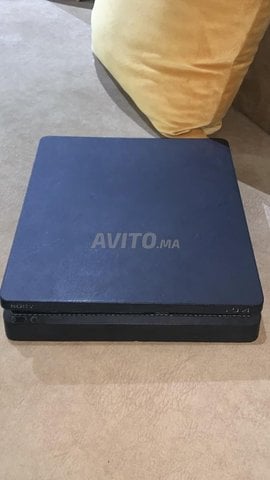 PS4 slim en tres bon état 