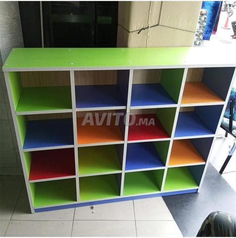 tables et chaises d’école maternelle en bon état 