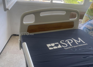 Lit médicalisé électrique et matelas anti-escarres