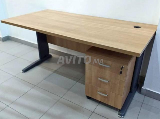 Bureau avec piètement métallique - 2