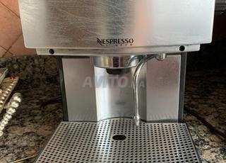 Machine à café Nespresso en très bon état.