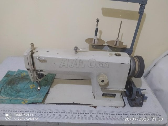 Machine à coudre piqueuse type brother à vendre.