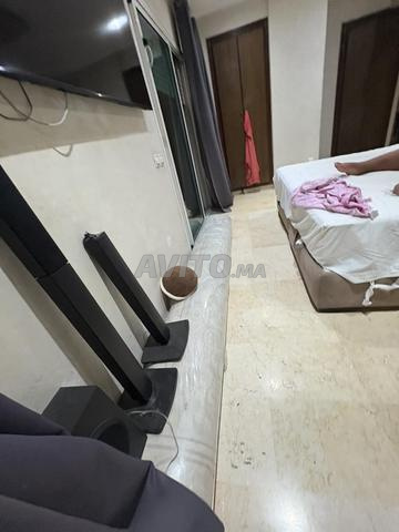 meuble tv en bois et tapis et home cinema - 2