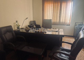 bureau et ces trois chaises et ptite table