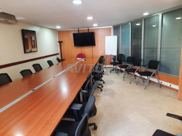 Grand plateau de bureaux meublé et équipé à louer - 2