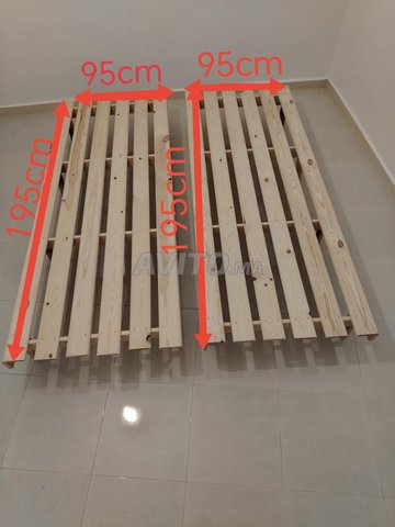 deux tables sedari en bois rouge 