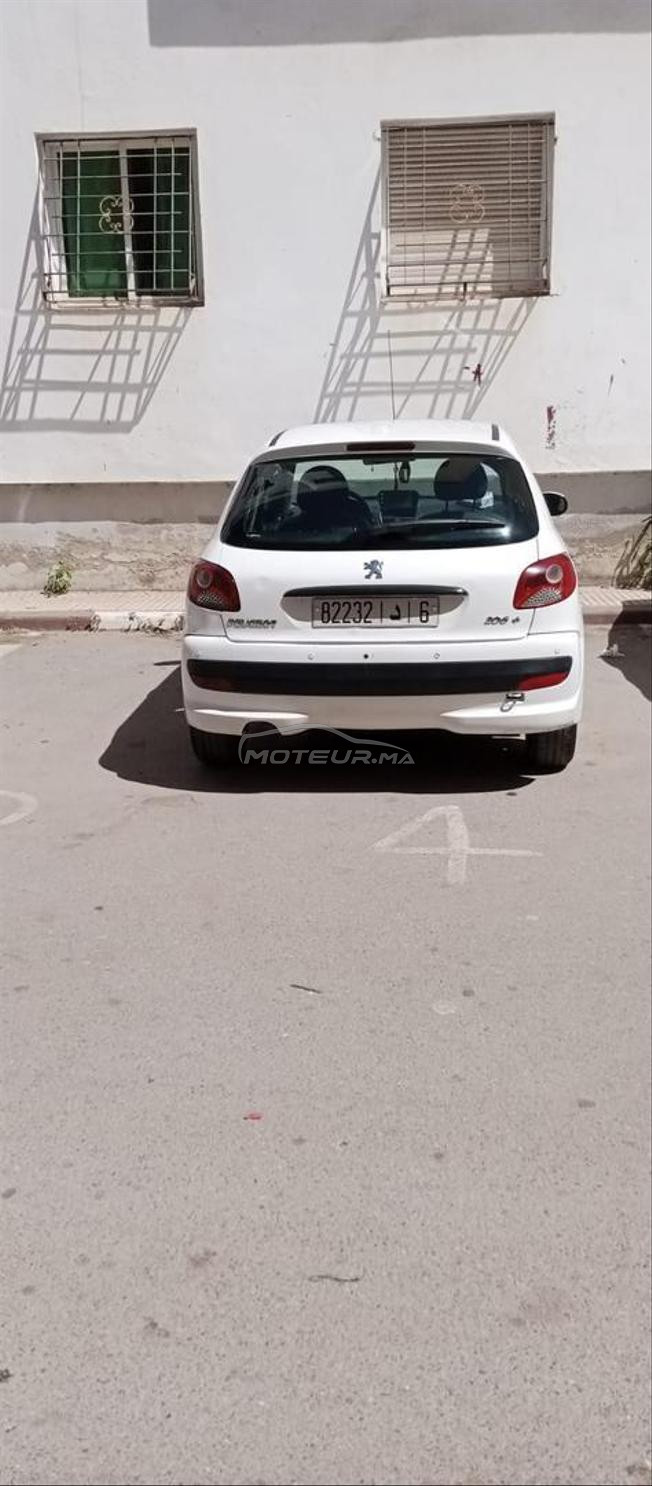  سيارة في حالة جيدة من نوع بيجو 
