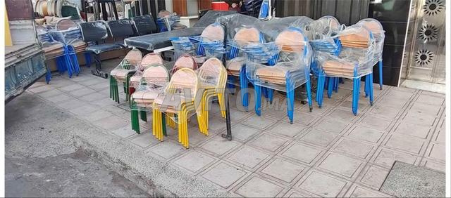 chaise iso avec écritoire en grosمتعدد الألوان s