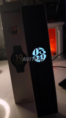 ساعة ذكية في حالة جيدة و سماعات ذكية بجودة عالية 