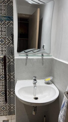 lavabo avec mitigeur et miroire