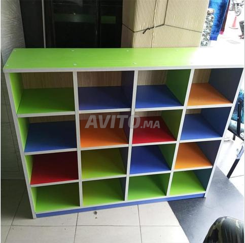 tables et chaises d’école maternelle en bon état 