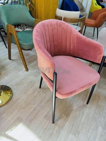 كراسي وطاولات ومقاعد للمقاهي