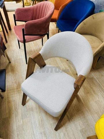 كراسي وطاولات ومقاعد للمقاهي