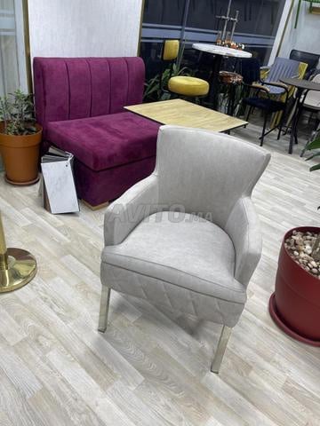 كراسي وطاولات ومقاعد للمقاهي