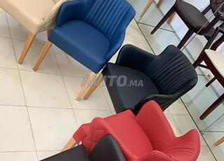 Chaise et table et support de café