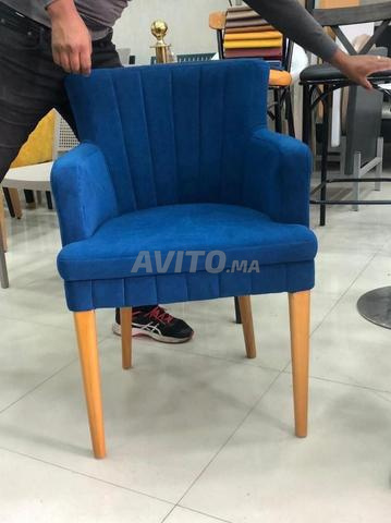 Chaise et table et support de café