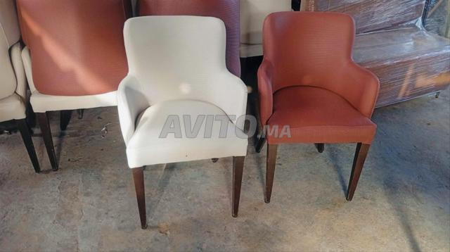 Chaise et table et support de café