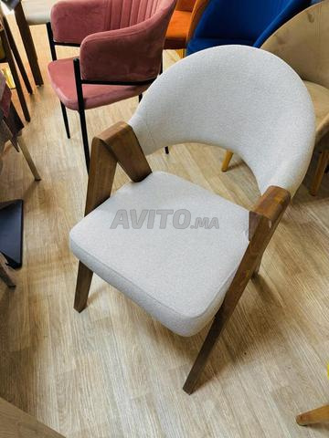 Chaise et table et support de café