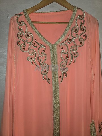 caftan 2pièces corail brodé main presque neuf