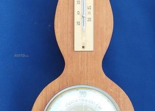 مقياس جوي خشبي قديم