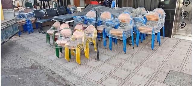 chaise iso avec écritoire en grosمتعدد الألوان s