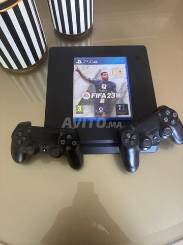 PS4 SLIM 1000GB 2 MANETTE AVEC FIFA 23