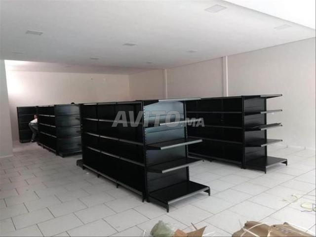 Rayonnage super marché de couleur noir