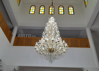 Lustre de luxe en bronze avec cristal.