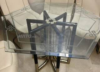 salle a manger luxueuse en verre ronde