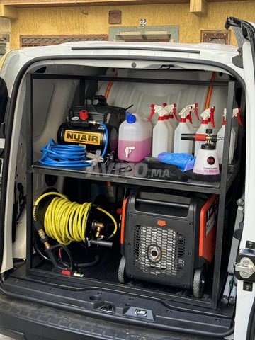 Van aménagé pour lavage de voitures à domicile