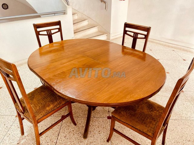 Table en boite avec 8 chaises