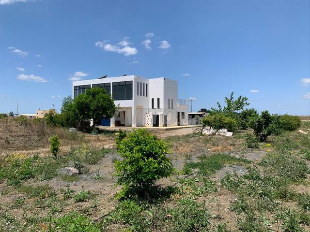 Villa sur terrain agricole de 5 hectares 8 ares