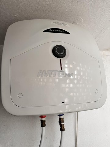 Un chauffe-eau électrique Ariston 30 Litres