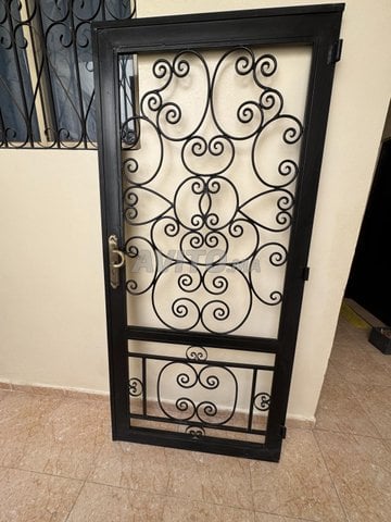 Porte en fer forgé avec canau et poingnet