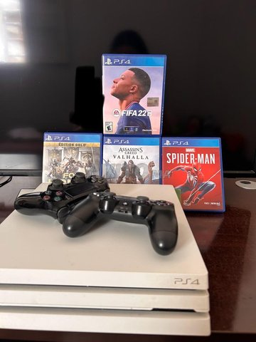 PS4 Pro 1To, 4 jeux, 2 manettes 