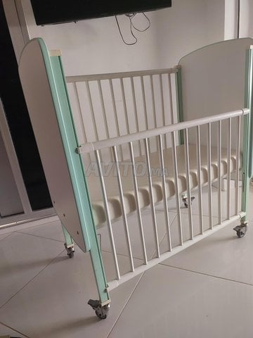 lit Bébé en bois avec matelas imperméable