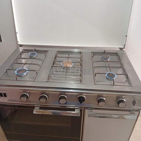 Cuisinière 5 feux avec four très bon état 