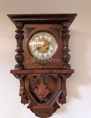 Très ancienne horloge murale mécanique