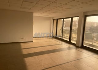 Plateau neuf bien placé à louer