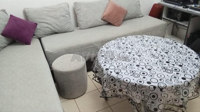 2 lits avec table et pouffe 