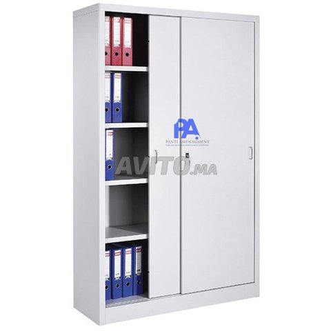 Armoire métallique avec étagères