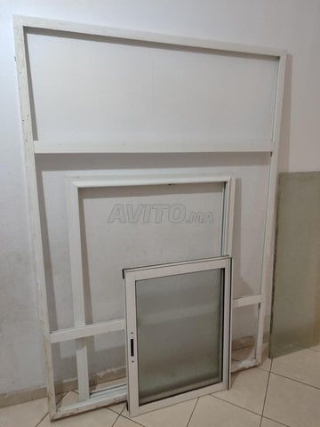 Cadre et fenêtre d'un balcon en aluminium