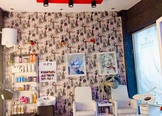 Salon de coiffure femme, bien équipé et fréquenté